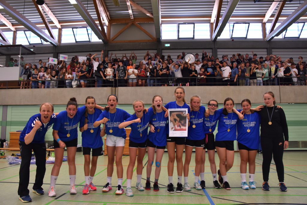 Das Handball-Team feiert den Sieg im Bayrischen Finale